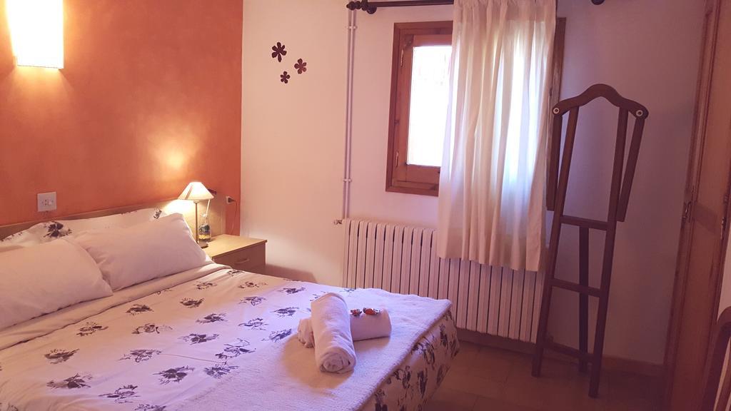 Hostal La Cuineta De Cal Triuet Gosol Exterior photo